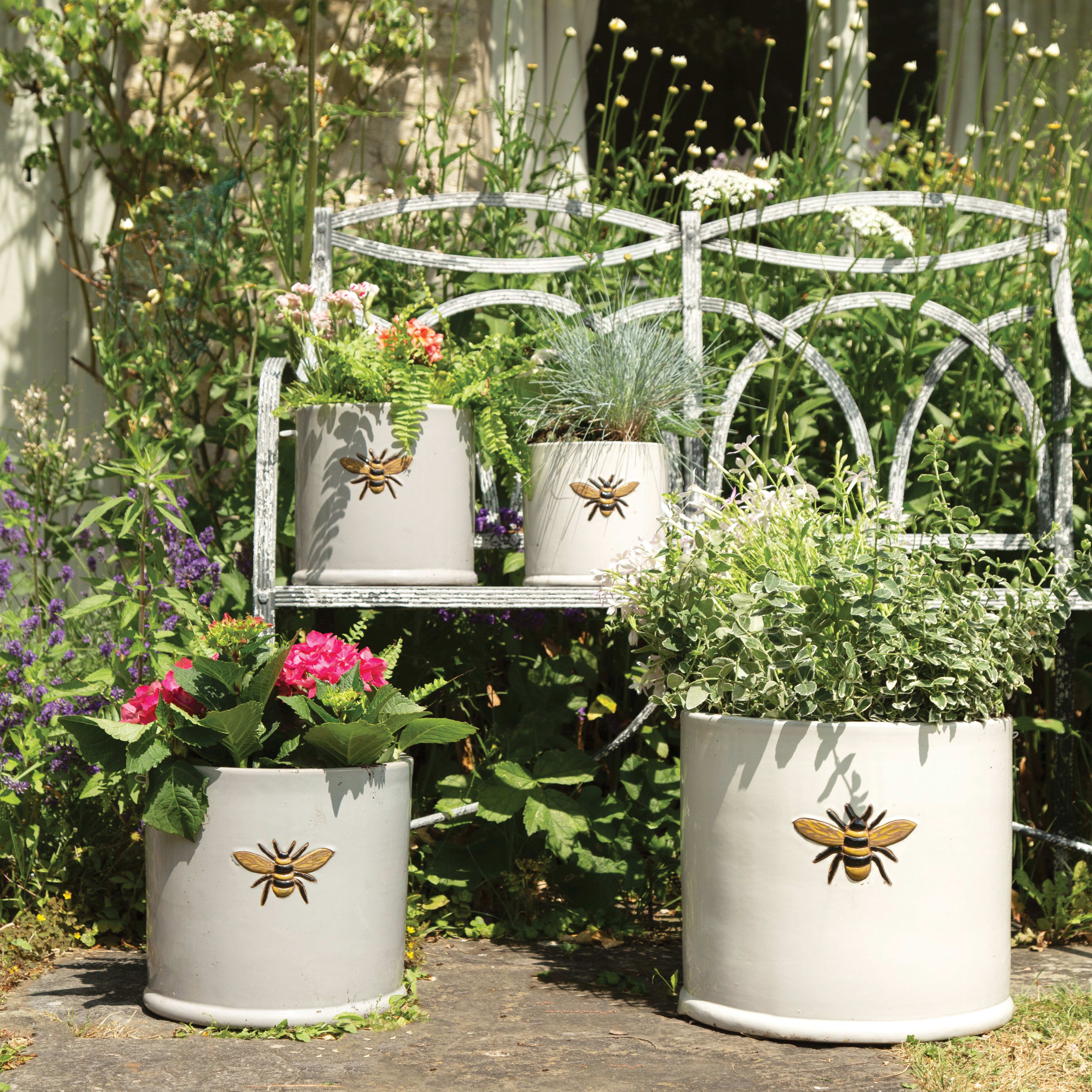 Wisteria Bee Pots X 24 Sets lifestyle