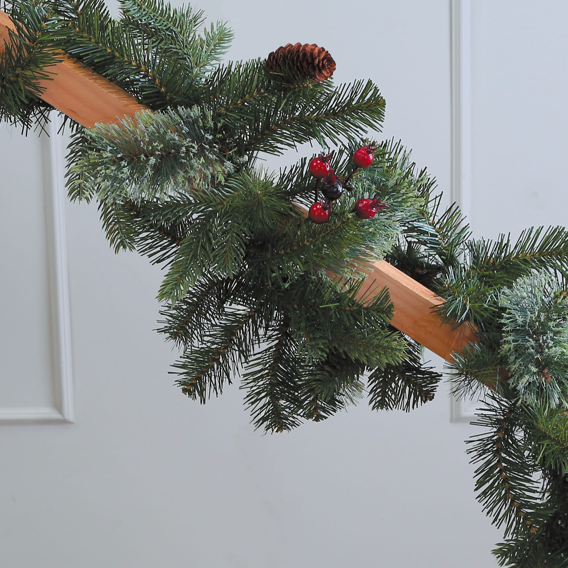 Meribel Berry Garland 300cm lifestyle