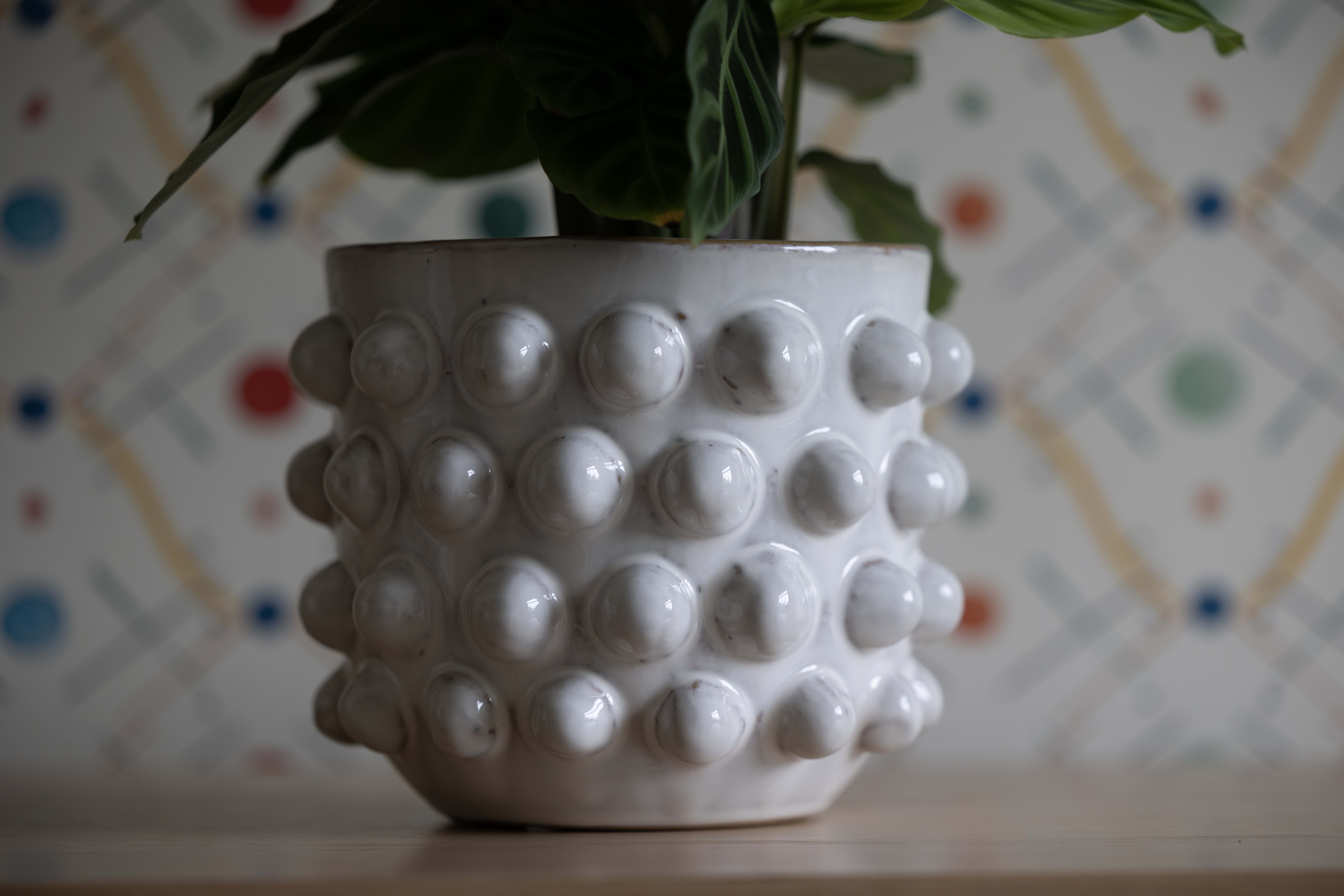 20cm White Bubble Pot Cover lifestyle